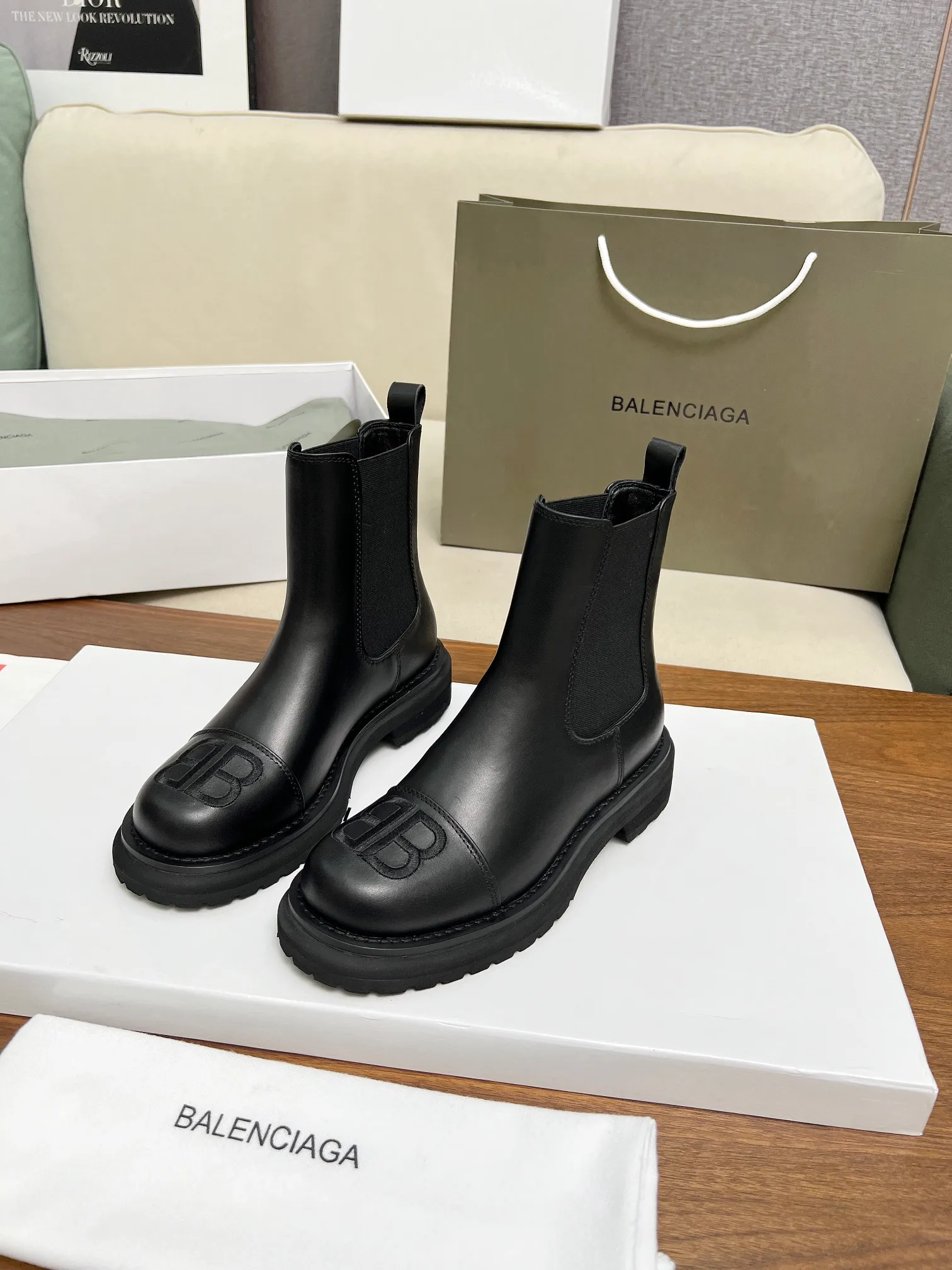 👟👟Ex-factory price 560👟👟 🍓 2024 Autumn and Winter BALENCIAGA/Balenciaga Popular Recommendation [Proud] This shoe is very 🔥popular this year, independent style➕impeccable detail workmanship everywhere. 🆚Fabric: First-layer cowhide. Inner sheepskin size 35-40, 41 can be customized.